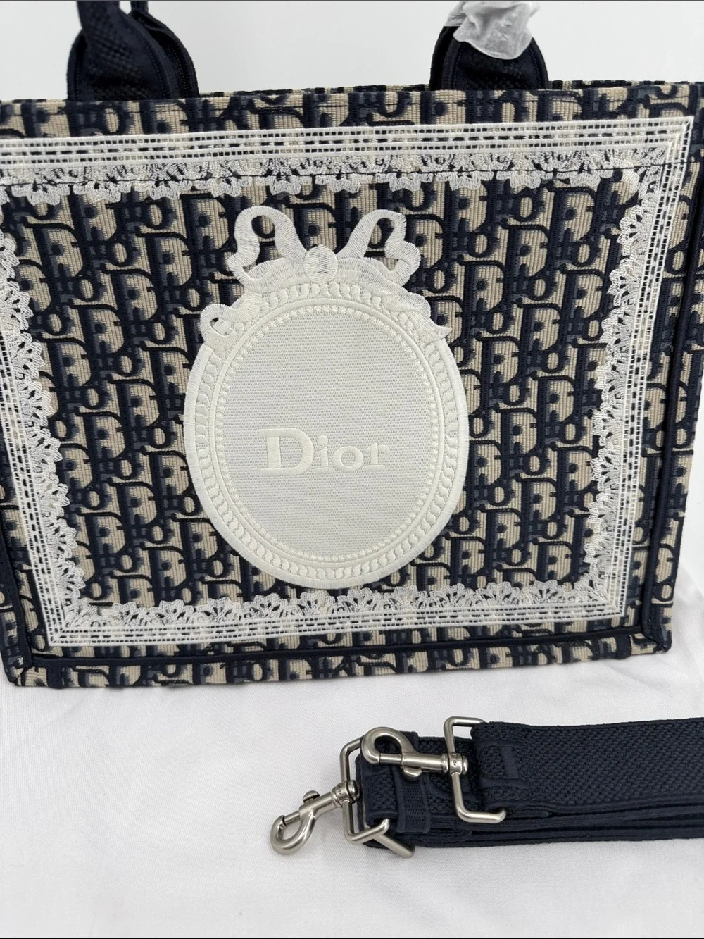 Medium Book Tote woth Strap strap stylish